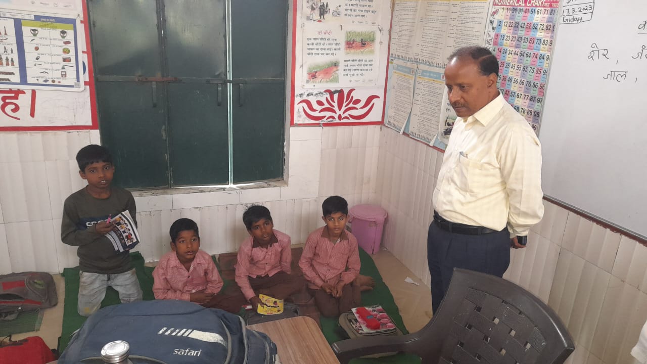 डीएम के निरीक्षण में सहायक अध्यापक मिली अनुपस्थित