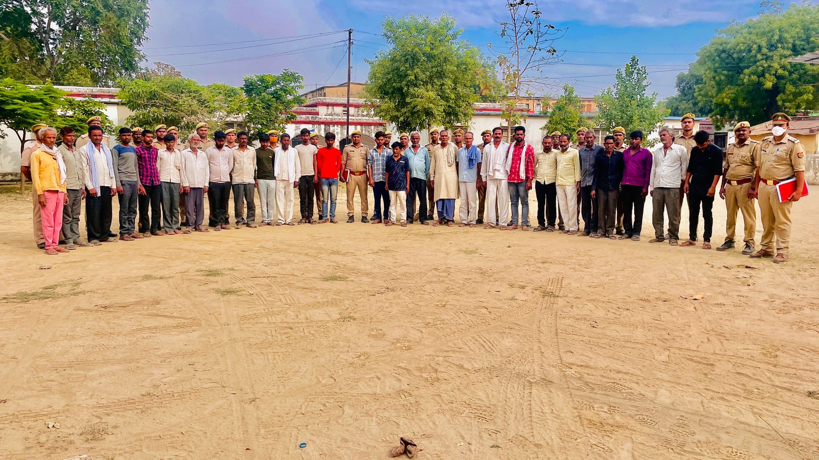 पुलिस ने पांच दर्जन वारंटियों को किया गिरफ्तार