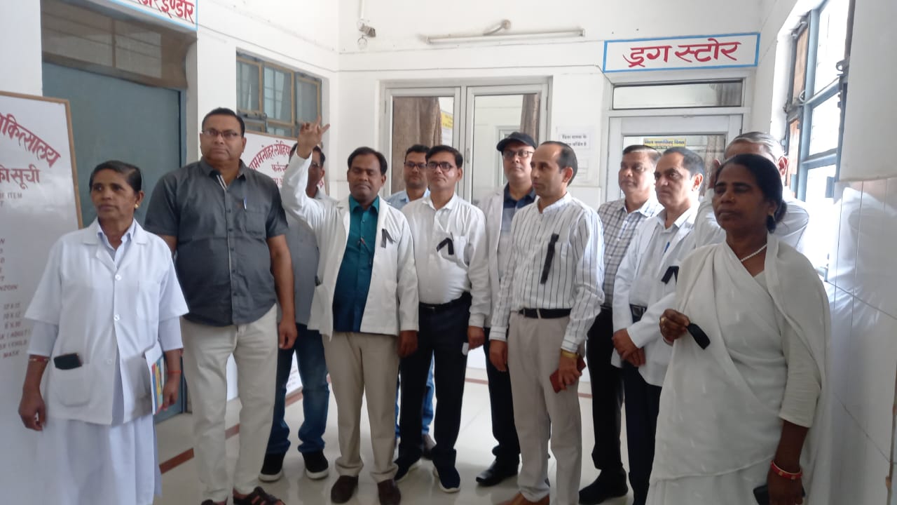 सभी कर्मचारी पेंशन बहाली की मांग को लेकर कर रहे काला फीता बांधकर विरोध प्रदर्शन