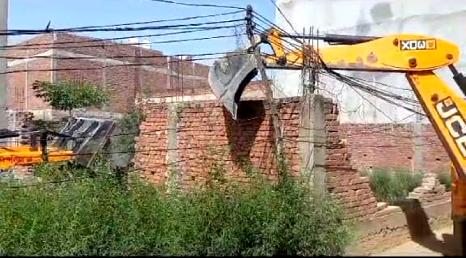 वनखडिय़ा में बने अवैध मकानों पर चला बुलडोजर, किये गये जमीदोज.