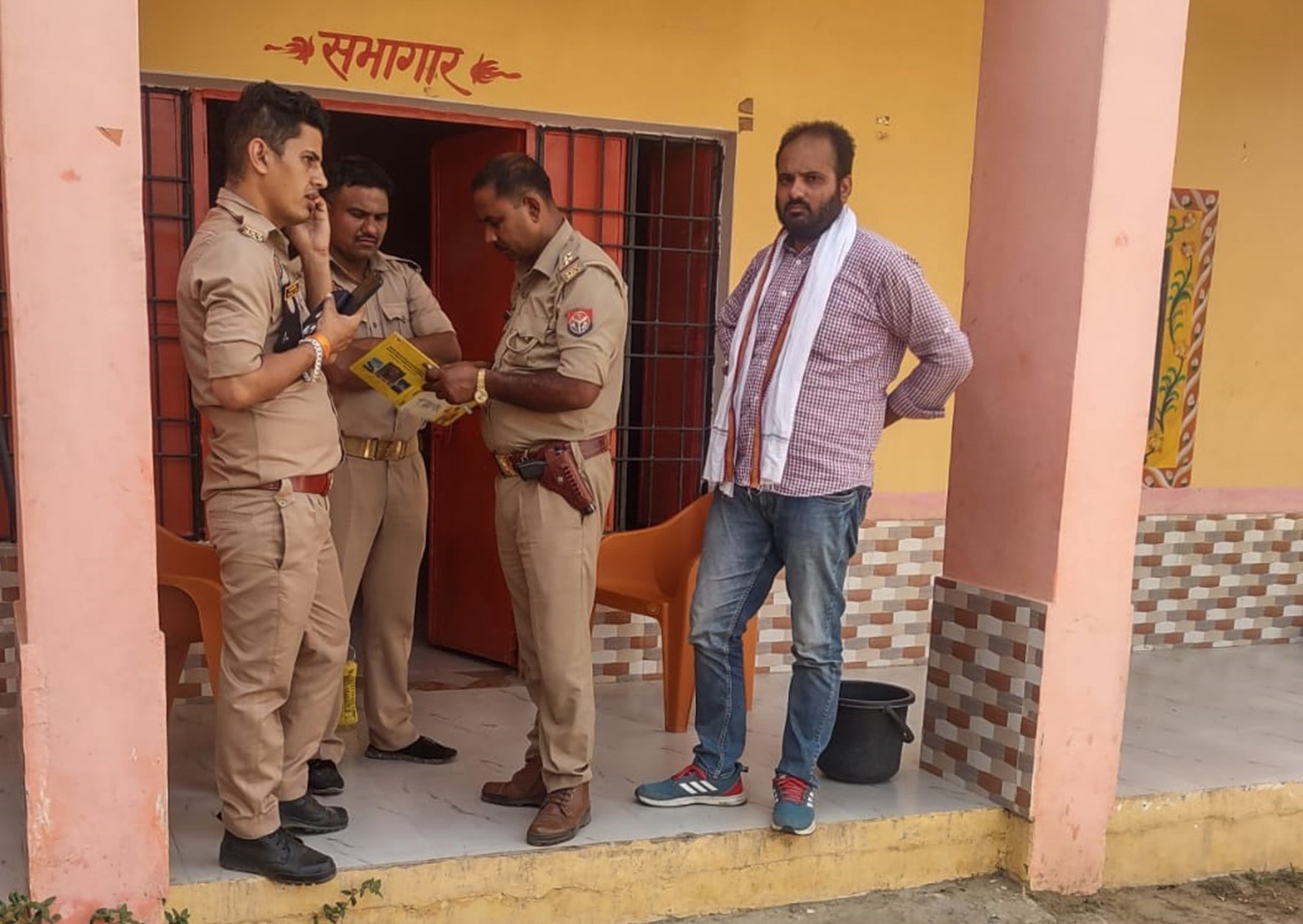 चोरों ने ग्राम पंचायत गुसरापुर के सचिवालय से कम्प्यूटर व इनर्वटर किया चोरी