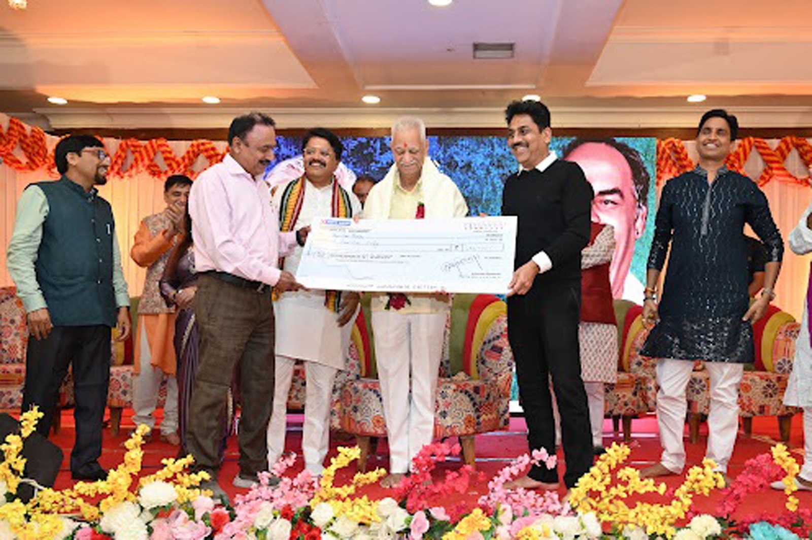 वार्षिक अधिवेशन में डॉ0 शिवओम अंबर मनहर सम्मान से हुए सम्मानित