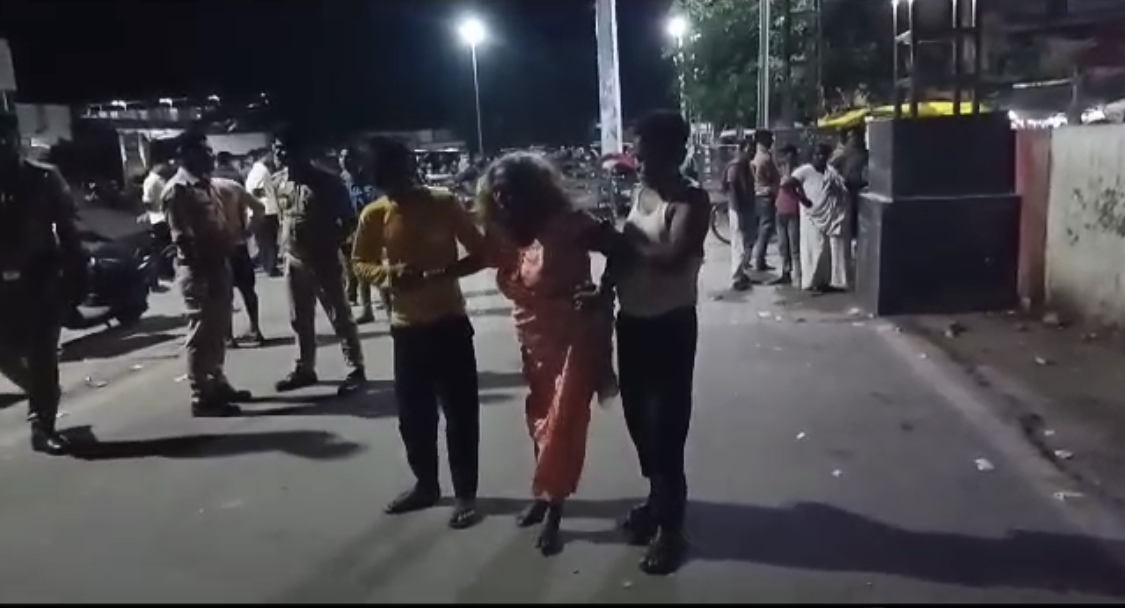 कार चालक ने रेलवे स्टेशन पर सो रहे यात्रियों पर चढ़ाई कार छह घायल
