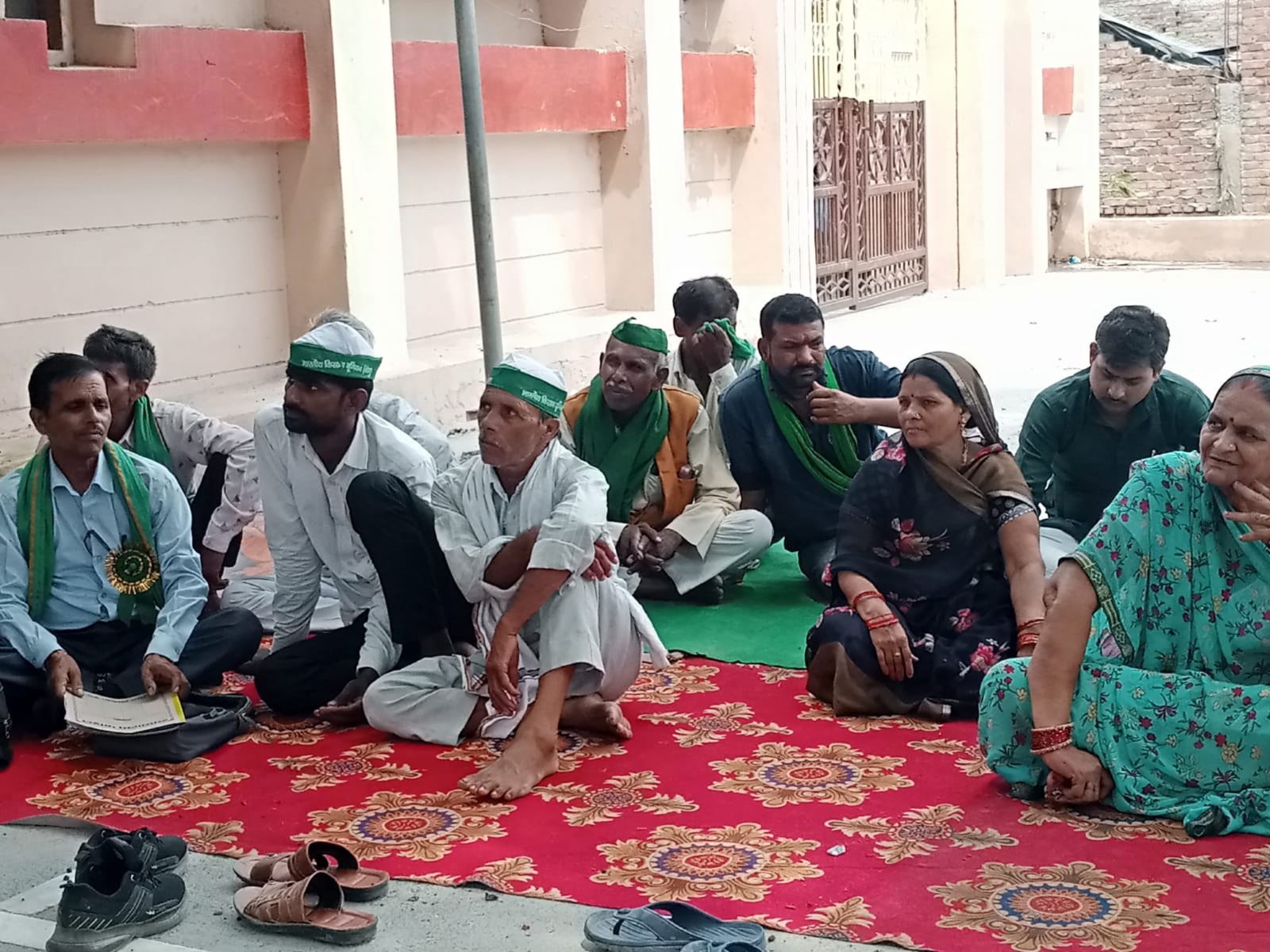 मकान पर अवैध कब्जे को लेकर भाकियू ने पंचायत कर जताया विरोध
