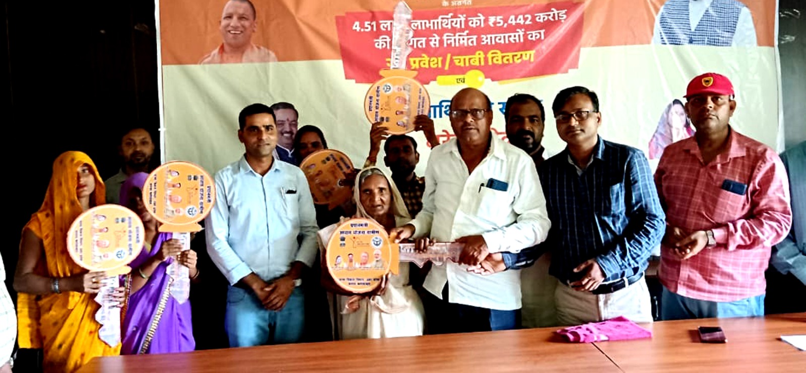 ब्लाक प्रमुख प्रतिनिधि सुरेंद्र सिंह गौर ने पात्र लाभार्थियों को सौंपीं पीएम आवास की चाबियां