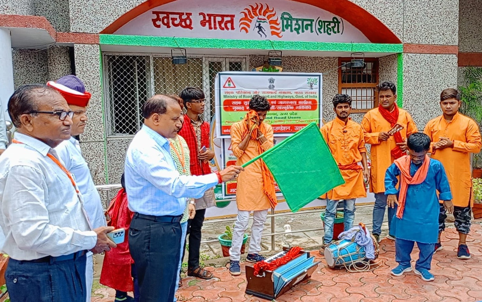 सड़क सुरक्षा के प्रति जागरुक करने के लिए नुक्कड़ नाटक कार्यक्रम का डीएम ने किया शुभारंभ