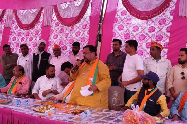 विधायक सुशील शाक्य व सांसद मुकेश राजपूत ने संकिसा सहित कई गांवों में की नुक्कड़ सभायें
