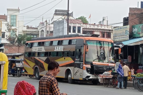 नगर से दर्जनों अवैध निजी बसो का विभिन्न प्रदेशों के लिए हो रहा धड़ल्ले से संचालन प्रशासन मौन
