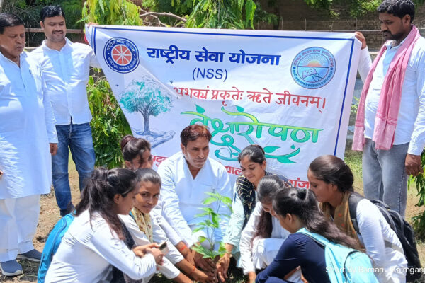 लक्ष्मी रघुनंदन महाविद्यालय में रोपे गये पौधे