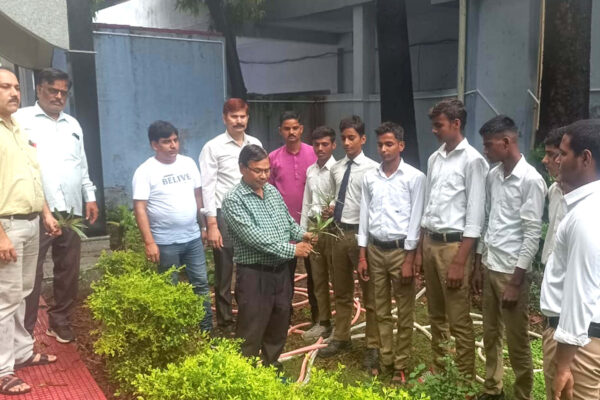 रस्तोगी इंटर कालेज में वन महोत्सव के तहत हुआ वृक्षारोपण