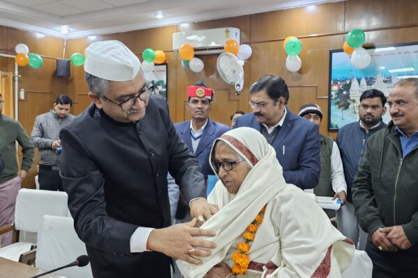 76 वें गणतंत्र दिवस पर डीएम ने कलेक्ट्रेट में किया ध्वजारोहण