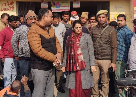 डीएम ने सामुदायिक स्वास्थ्य केन्द्र महसी का किया निरीक्षण