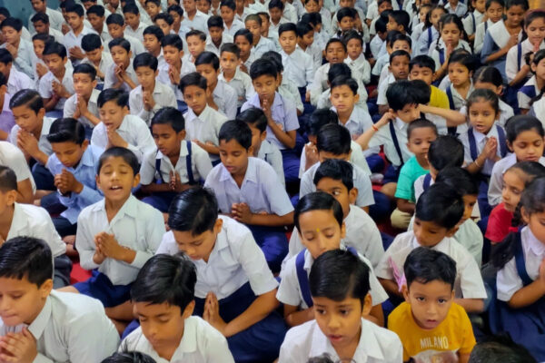 सरस्वती शिशु विद्या मंदिर पहलगाम में हुए शहीदों को दी श्रद्धांजलि