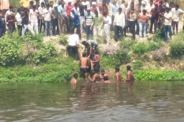 पूजा सामग्री विसर्जन करने अग्निवीर समेत दो युवकों की मौत