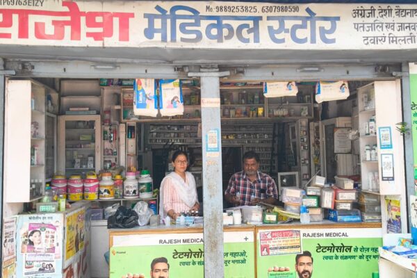 महेवागंज में राजेश मेडिकल स्टोर पर छापा: एक्सपायरी और नारकोटिक दवाएं बरामद, नमूने जांच के लिए भेजे गए
