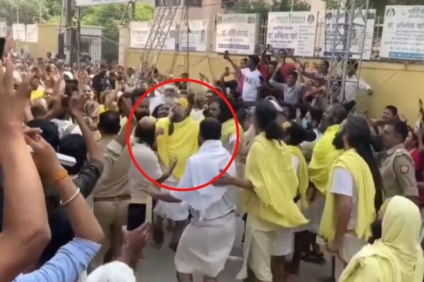 बाल-बाल बचे प्रेमानंद महाराज, पैदल यात्रा के दौरान लोहे का ढांचा गिरने से मची अफरा-तफरी