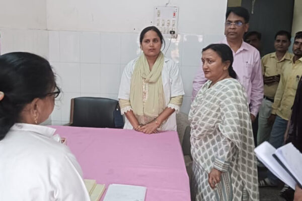 विशेष सचिव महिला कल्याण ने अंधेरे में किया सीएचसी का निरीक्षण