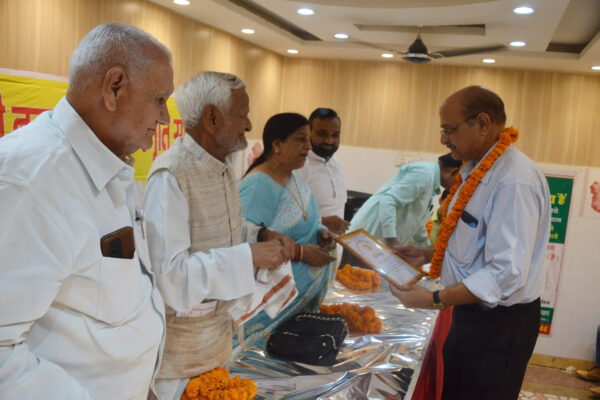 अभा हेमवती नन्दन बहुगुणा ने बार एसो0 के निर्वाचित पदाधिकारियों का किया स्वागत