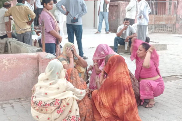 बुलौरो की टक्कर से महिला की मौत, पति घायल