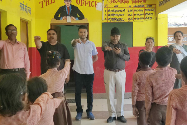 कम्पोजिट विद्यालय में सडक़ सुरक्षा जागरुकता की दिलायी गई शपथ