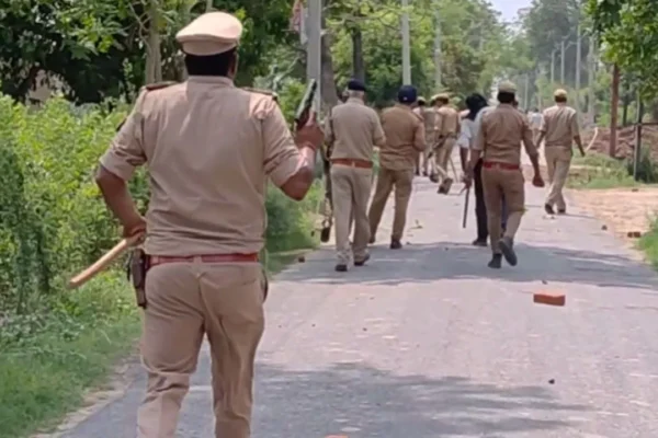 इटावा में संग्राम: थाने का घेराव कर यादव संगठन का हंगामा, पुलिस पर पथराव और फायरिंग
