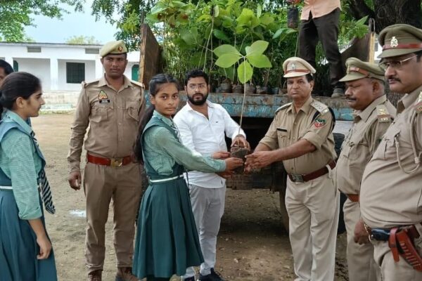स्कूल चलो अभियान की रैली निकाल कर लोगों किया जागरूक