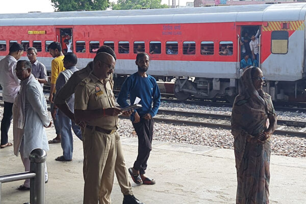 टप्पेबाज युवक ने महिला को झांसे में लेकर सोने के जेवर किए पार